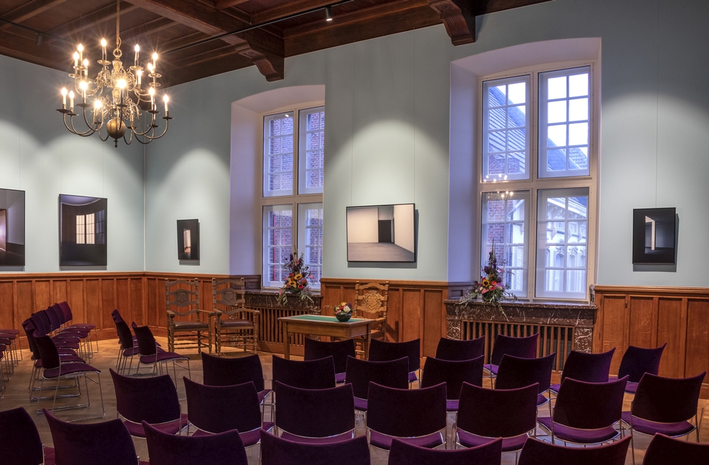Bekijk deze foto groter. Foto: 'Huwelijk Museum W - Trouwzaal raadzaal 01'.